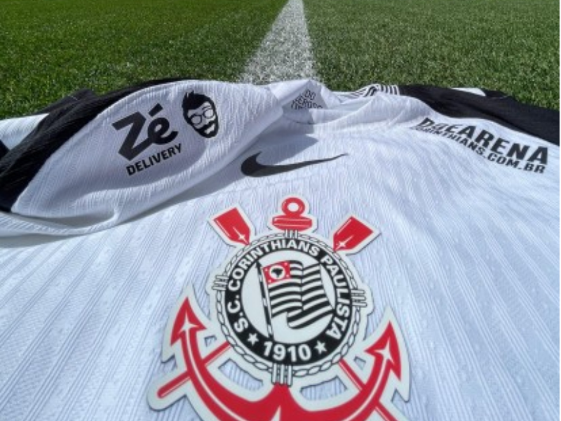 Visão noturna ultrarrealista do Allianz Parque. O campo verde reluz sob os holofotes, e um placar digital exibe 'Corinthians 1 x 0 Palmeiras' em 16/03/2025.