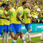 Visão próxima e ultrarrealista de um campo de futebol verde, com a bola no centro e o escudo da CBF projetado no gramado, simbolizando a preparação para 2026.