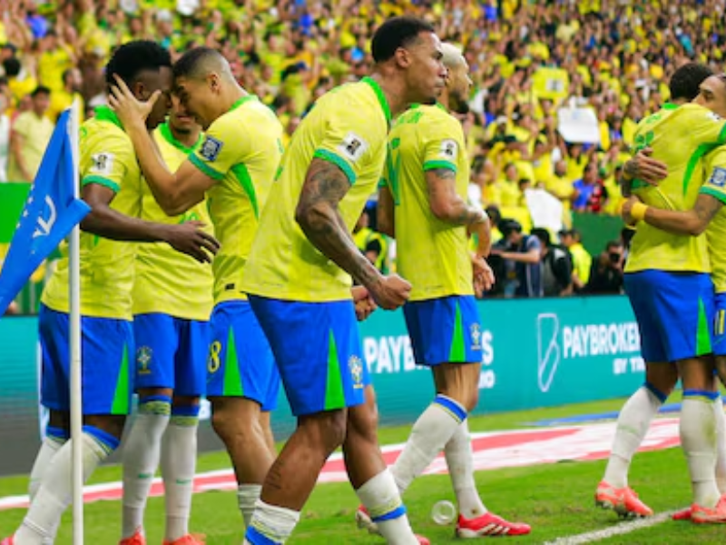 Visão próxima e ultrarrealista de um campo de futebol verde, com a bola no centro e o escudo da CBF projetado no gramado, simbolizando a preparação para 2026.