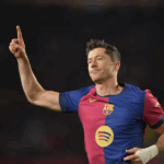 Robert Lewandowski em close, com expressão de dor na coxa esquerda, sentado em banco de vestiário.