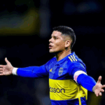 Imagem ultrarrealista de Marcos Rojo, jogador de futebol, com expressão frustrada em vestiário antigo, com um contrato amassado e uma bola de futebol.