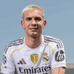 Franco Mastantuono em ultrarrealismo, com seu uniforme do Real Madrid e expressão séria no banco de reservas.