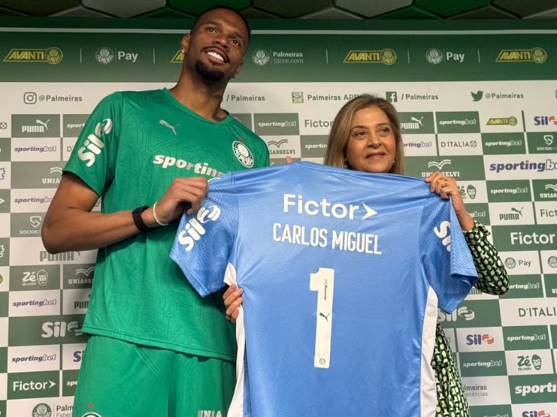 Campo de futebol com letreiro digital dourado 'R$ 633 MILHÕES' e pilhas de dinheiro, representando o gasto do Palmeiras.