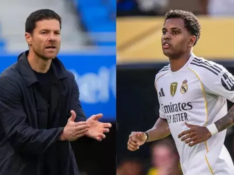Close-up ultrarrealista de Rodrygo, jogador do Real Madrid, com expressão de insatisfação, no centro do campo do Santiago Bernabéu.