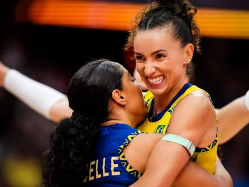 Fotografia ultrarrealista de jogadoras da seleção feminina de vôlei do Brasil celebrando em quadra, com iluminação dramática.