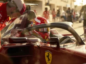 Charles Leclerc, piloto da Ferrari, dentro de seu carro de F1 durante os testes no Bahrein.