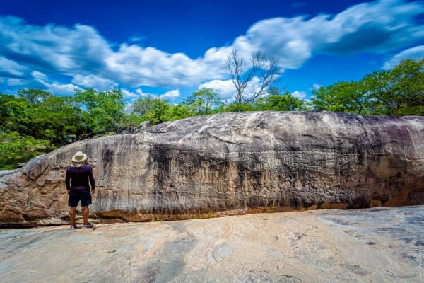 Mistério e História: Conheça a Fascinante Pedra do Ingá, Monumento Arqueológico Único no Brasil