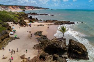 Praia de Tambaba: área naturista, piscinas naturais e falésias coloridas