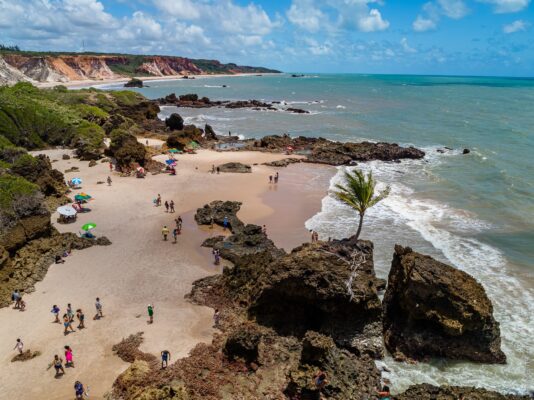 Praia de Tambaba: área naturista, piscinas naturais e falésias coloridas