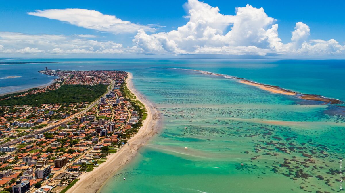 Praia de Camboinha: águas calmas e acesso para Ilha de Areia Vermelha Praia de Camboinha: águas calmas e acesso para Ilha de Areia Vermelha