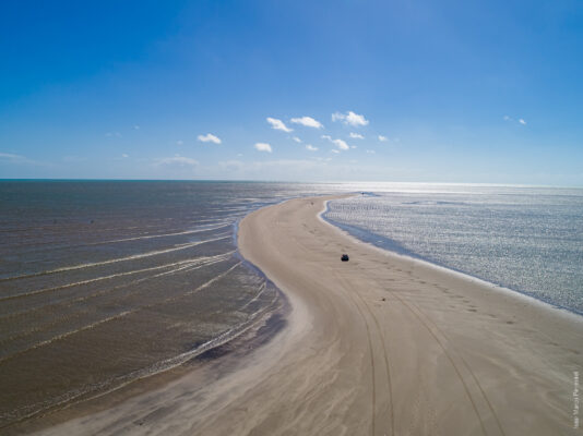 Fenômeno natural impressiona turistas no litoral norte da Paraíba com faixa de areia que surge no mar