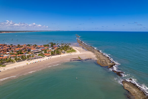 Praia das Trincheiras encanta com águas mornas, cenários preservados e marcas da história do Brasil